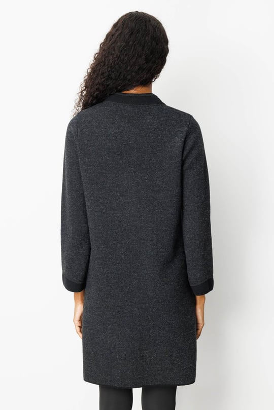 Kadın Dik Yaka Kolu ve Cebi Nakış İşlemeli Uzun Yün Kaban Siyah