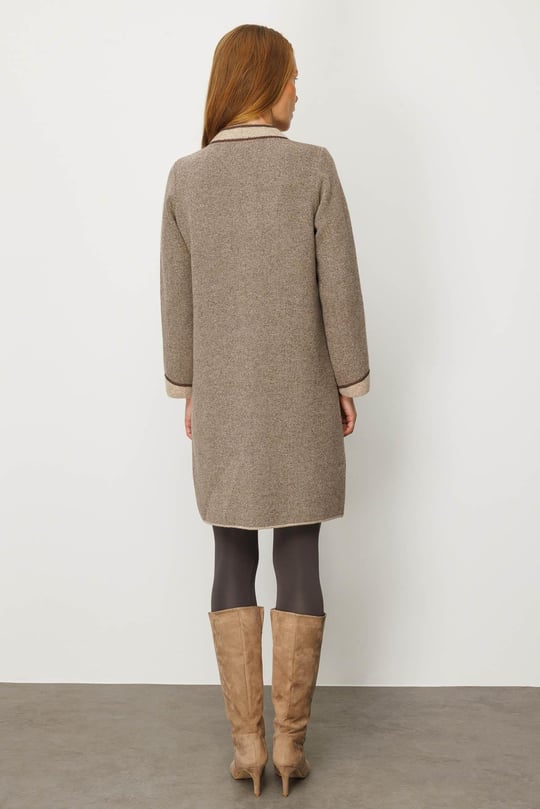 Kadın Dik Yaka Kolu ve Cebi Nakış İşlemeli Uzun Yün Kaban K.Bej