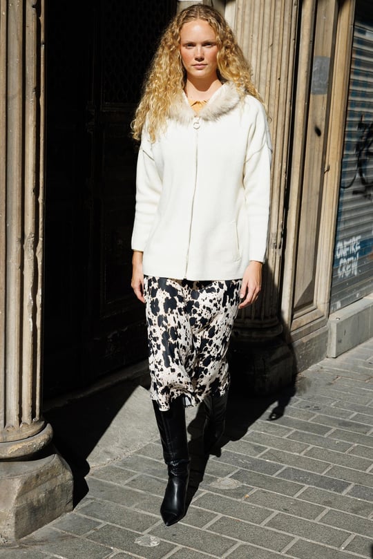 Kadın Kapüşonu Kürklü Fermuarlı Yün Hırka Kemik