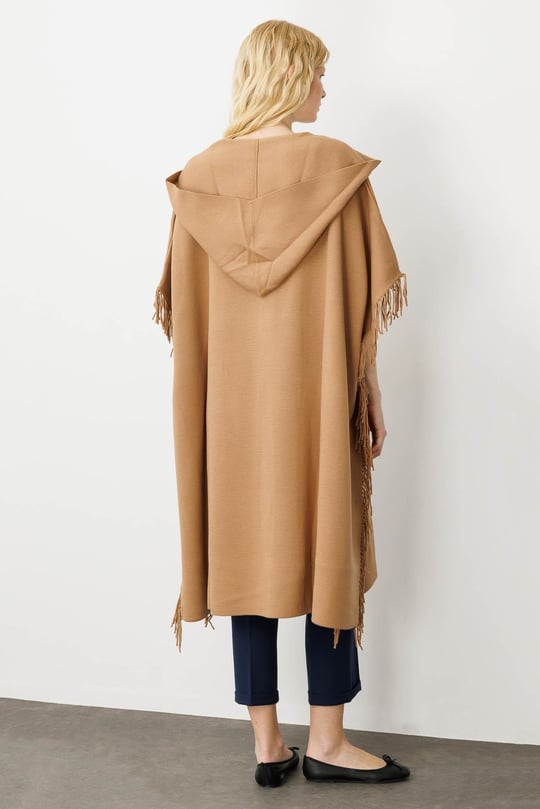 Kadın Omuzu Aplikeli Yanı Püsküllü Panço Camel