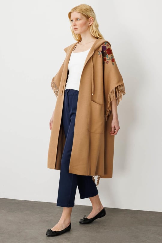 Kadın Omuzu Aplikeli Yanı Püsküllü Panço Camel