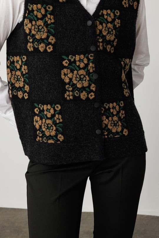 Kadın Pıtırcık Çiçekli Patchwork Keçe Yün Yelek Siyah_V.Camel