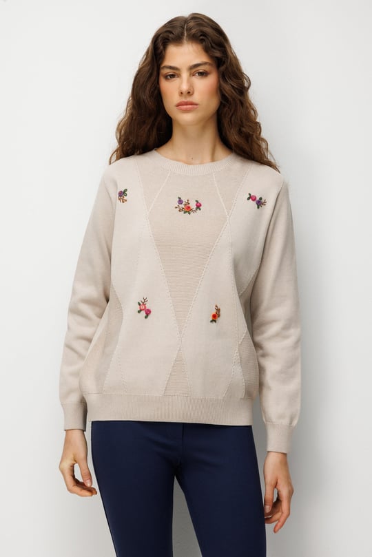 Kadın Sıfır Yaka Baklava Deseni İçi Çiçek İşlemeli Triko Kazak Bej