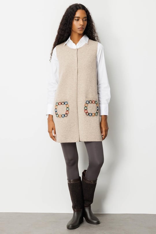 Kadın Sıfır Yaka Cebi Tığlamalı Uzun Yün Yelek K.Bej