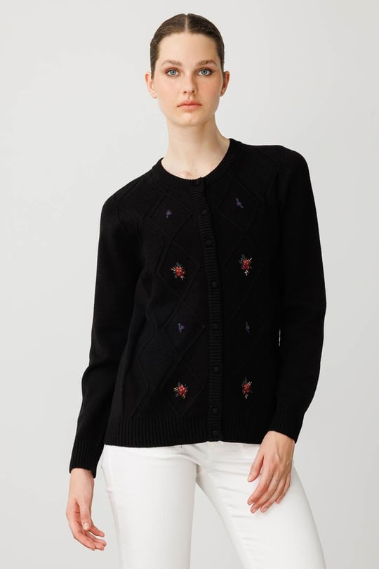 Kadın Sıfır Yaka Önü Baklavalı Nakış İşlemeli Hırka Siyah