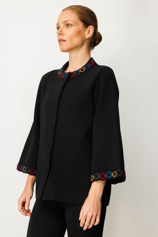 Kadın Yakası ve Kol Ağzı Tığlamalı Kısa Yün Ceket Siyah