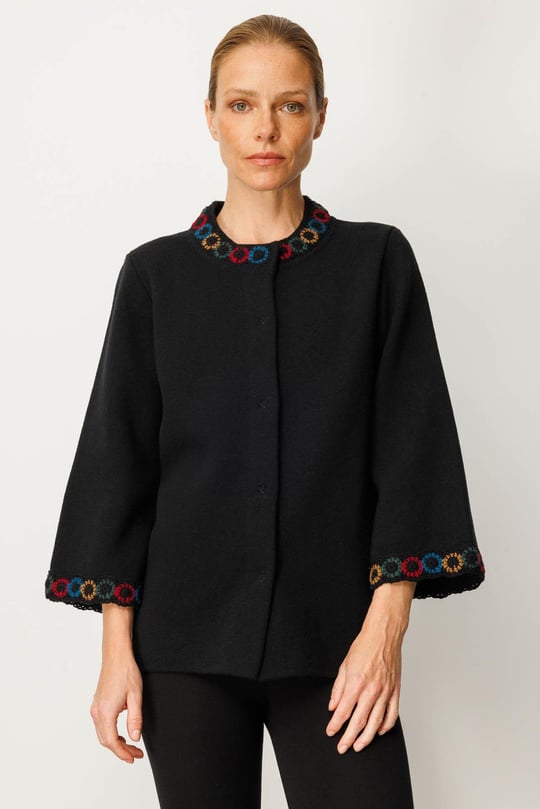 Kadın Yakası ve Kol Ağzı Tığlamalı Kısa Yün Ceket Siyah