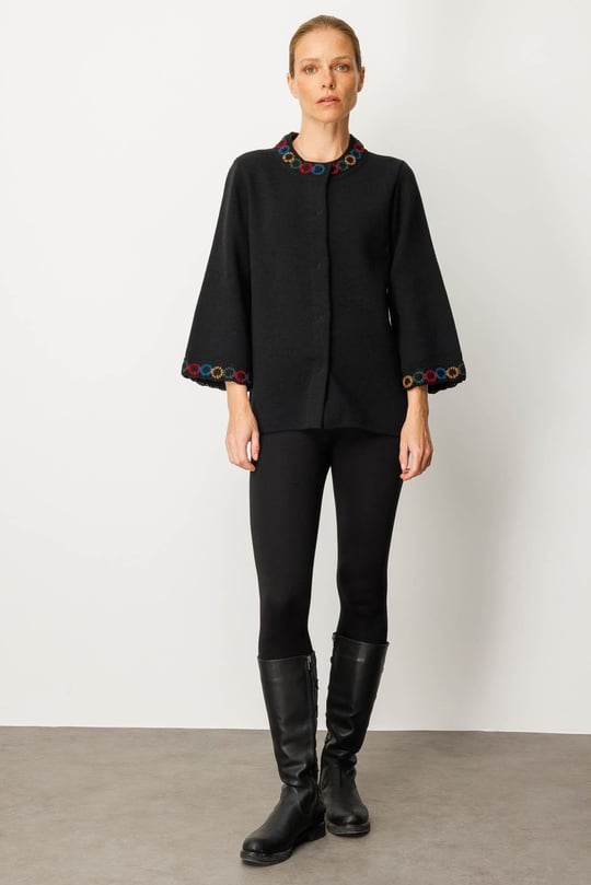 Kadın Yakası ve Kol Ağzı Tığlamalı Kısa Yün Ceket Siyah