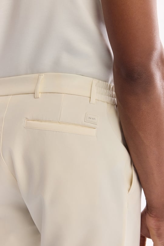 Kırık Beyaz Yanı Lastikli Kırışmaz Teknik Kumaş Chino Pantolon