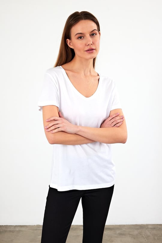 Kadın Boyfriend Beyaz V Yaka Regular Fit Modal Tişört (TENCEL)™