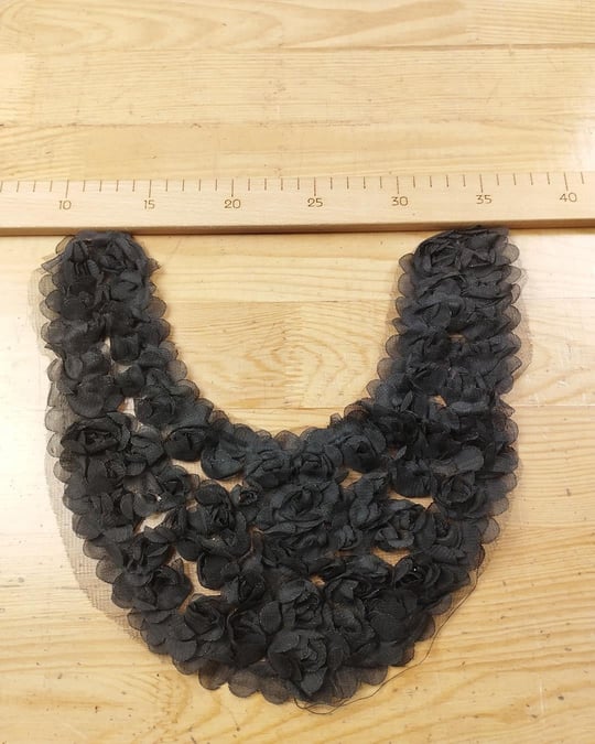 Siyah renkte çok şık 3 boyutlu yakalar (En 29 cm x Boy 25 cm)