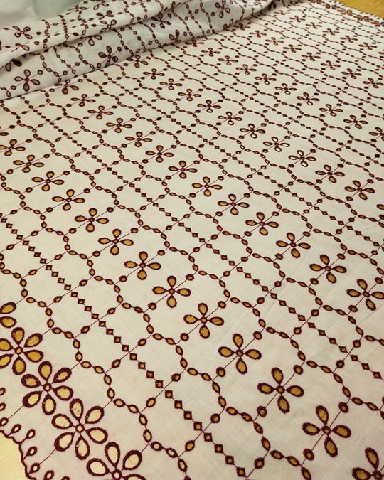 Vual Fisto Şık Beyaz Üzeri Bordo Nakışlı (En 125 cm x Boy 245 cm)