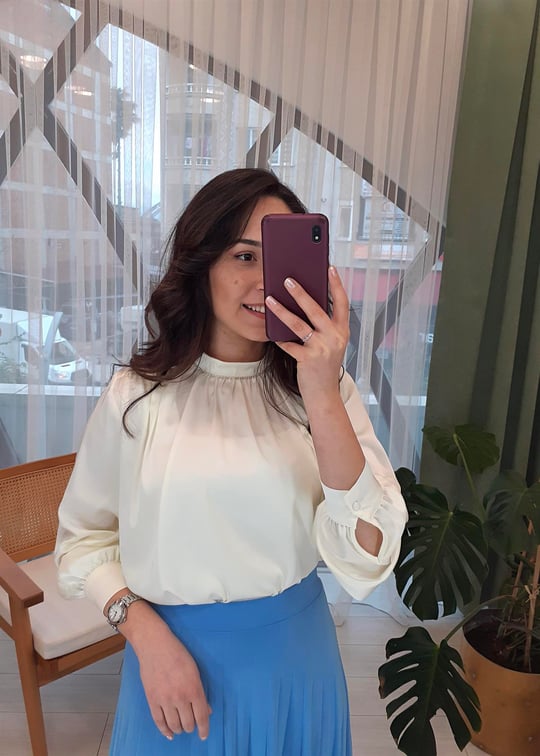 EKRU TAŞ DETAY SATEN BLUZ