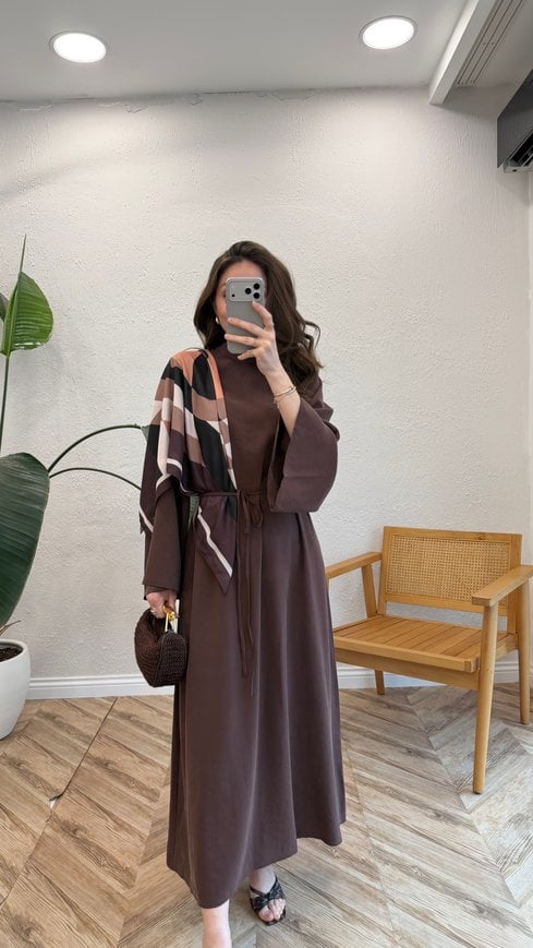 KAHVE 1896 FULAR DETAY ELBİSE