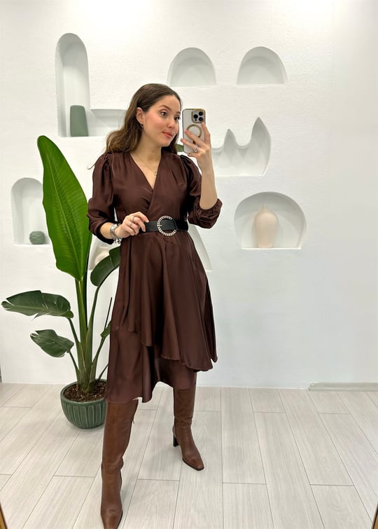 KAHVE KEMERLİ SATEN KRUVAZE ELBİSE