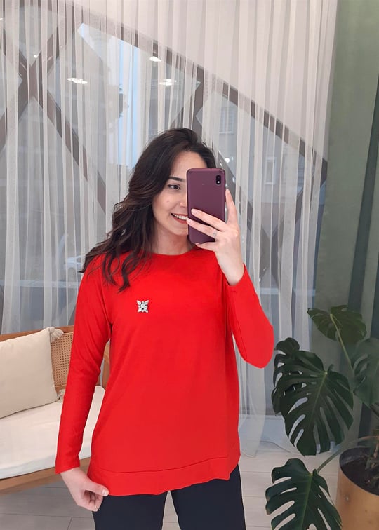 KIRMIZI BROŞLU İPEK PAMUK BLUZ 