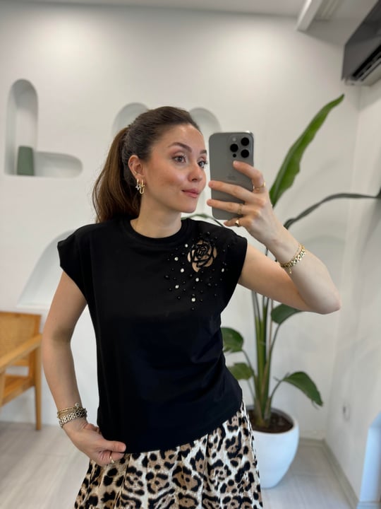 SİYAH 34714 GÜL DETAYLI BLUZ 
