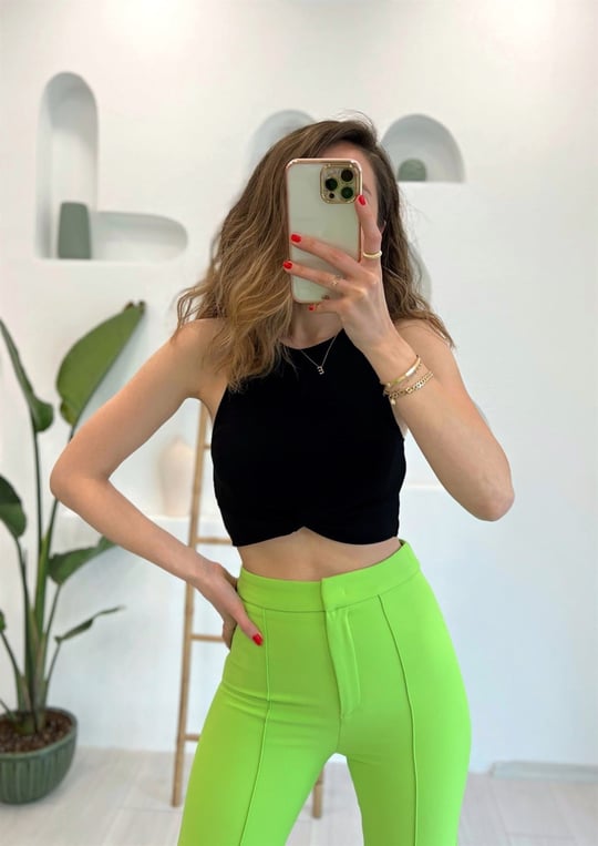 SİYAH DÜĞÜMLÜ CROP BLUZ