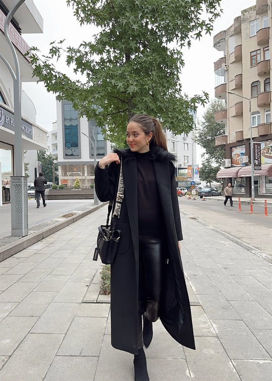 SİYAH KÜRKLÜ KUŞAKLI MANTO 