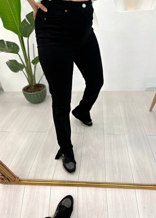 SİYAH YIRTMAÇLI JEAN 