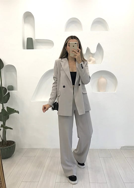 AÇIK GRİ CEKETLİ TAKIM