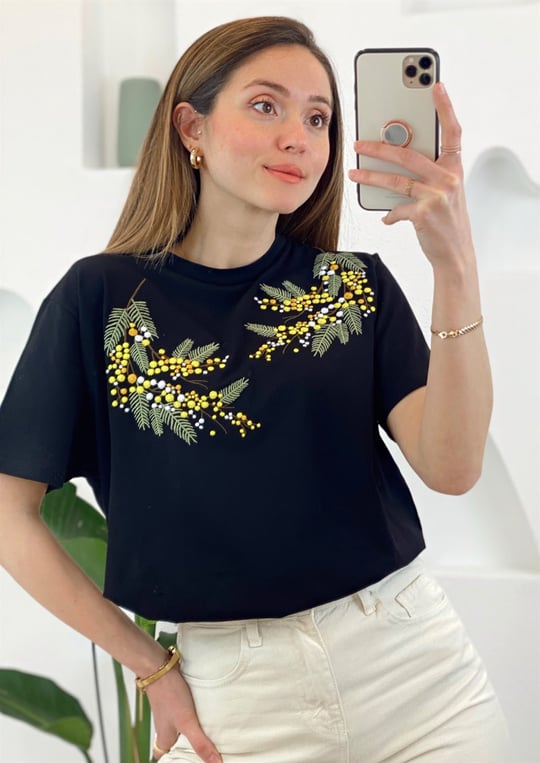 SİYAH NAKIŞLI TSHIRT