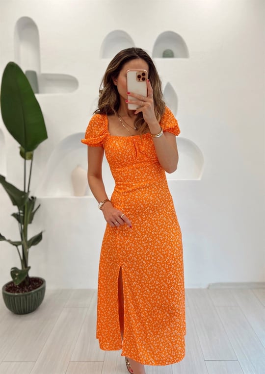 TURUNCU DESENLİ BÜZGÜLÜ ELBİSE 