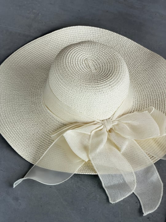 İthal Premium Fiyonk Detaylı Hasır Şapka (Camel/Beyaz)
