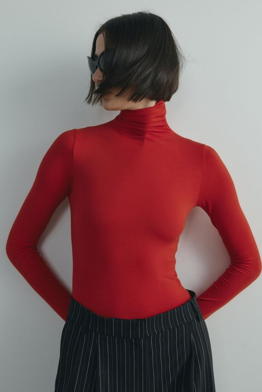 Kırmızı Boğazlı Body