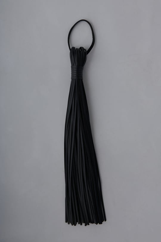 Siyah Püskül Charm