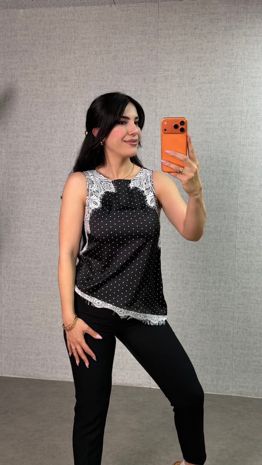 Bely Siyah Dantel Detaylı Puantiyeli Saten Bluz