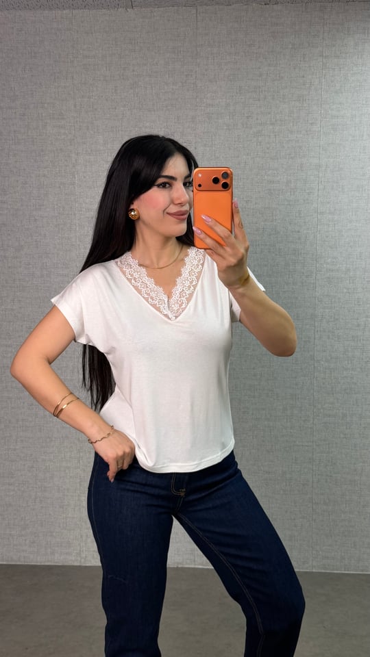 Celes Beyaz V Yaka Dantelli Bluz