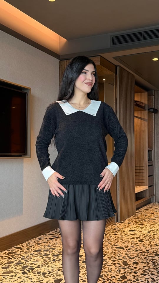 Lotta Siyah Yakalı Taş Detaylı Sakallı Bluz