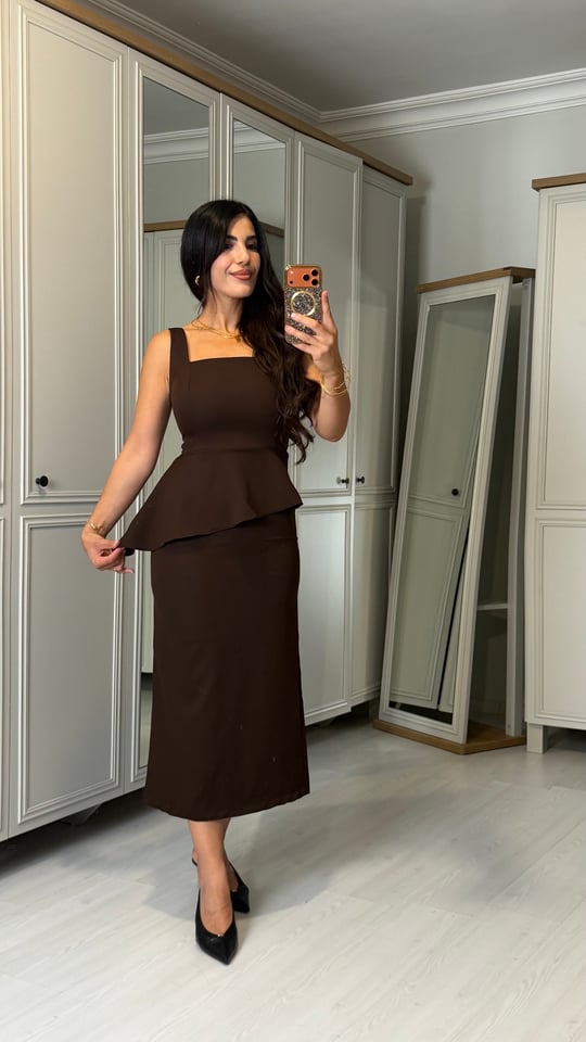 Meda Kahverengi Sıfır Kol Volanlı Elbise
