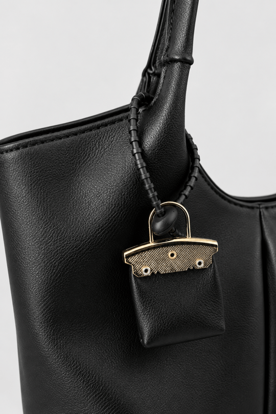Melany Model Charm Detaylı El ve Omuz Çantası - Siyah