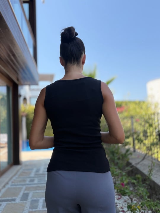 Siyah Askı Kenarı Taşlı Pamuklu Bluz