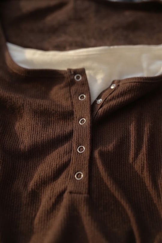 Kahverengi Henley Yaka Ekli Grunge Y2K Uzun Kollu Crop