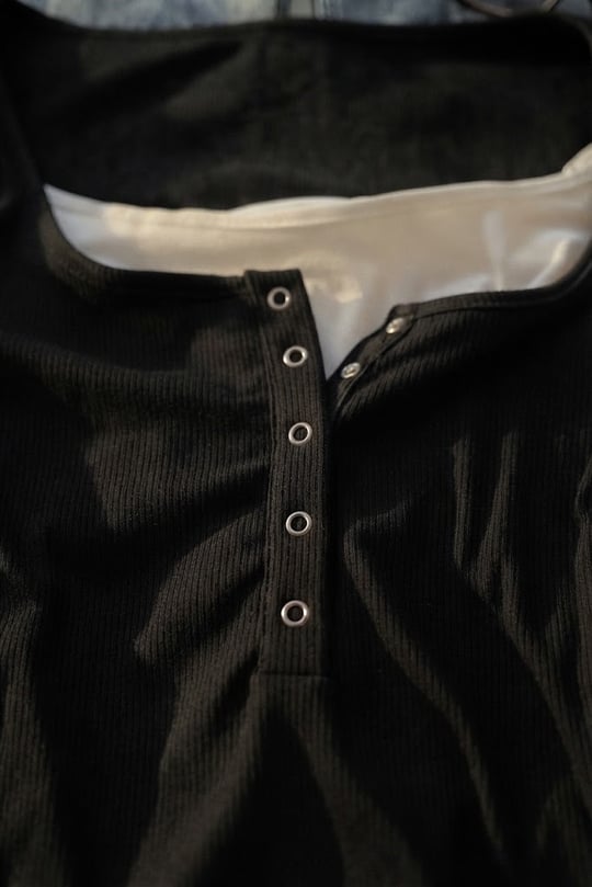 Siyah Henley Yaka Ekli Grunge Y2K Uzun Kollu Crop