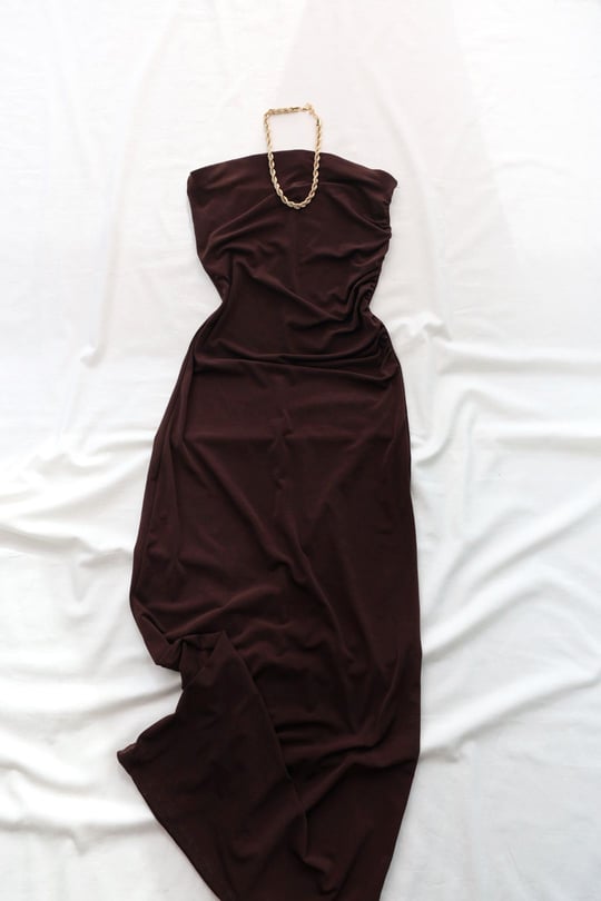 ElbiseStraplez Arakası Yırtmaçlı Elbise