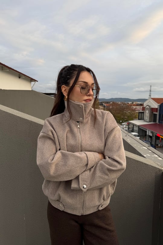 Bej Çizgili Dik Yakalı Kaşe Mont