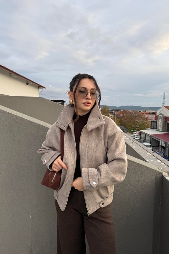 Bej Çizgili Dik Yakalı Kaşe Mont