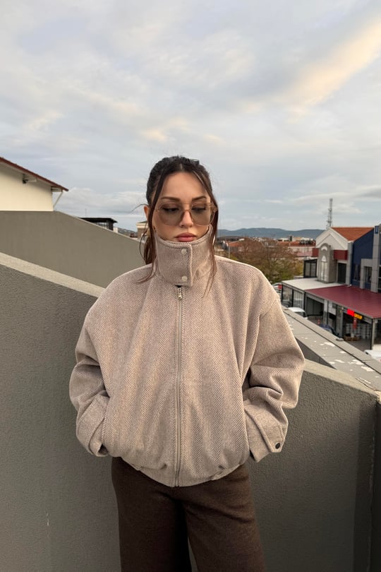 Bej Çizgili Dik Yakalı Kaşe Mont