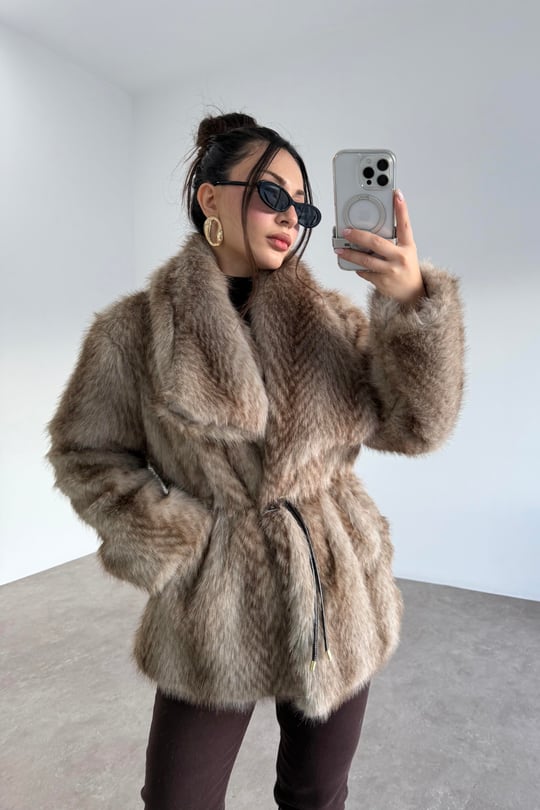 Kemer Detaylı Kahve Geçiş Desenli Yakalı Kürk