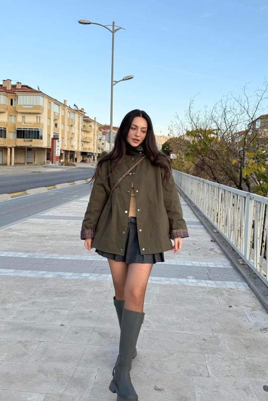 Yakası Deri Detaylı Ekose Astarlı Haki Parka