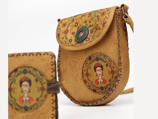 Frida Figürlü Tasarımlı Capraz Örgulu Kol Cantası Hardal ve Cuzdan Hardal Kombin