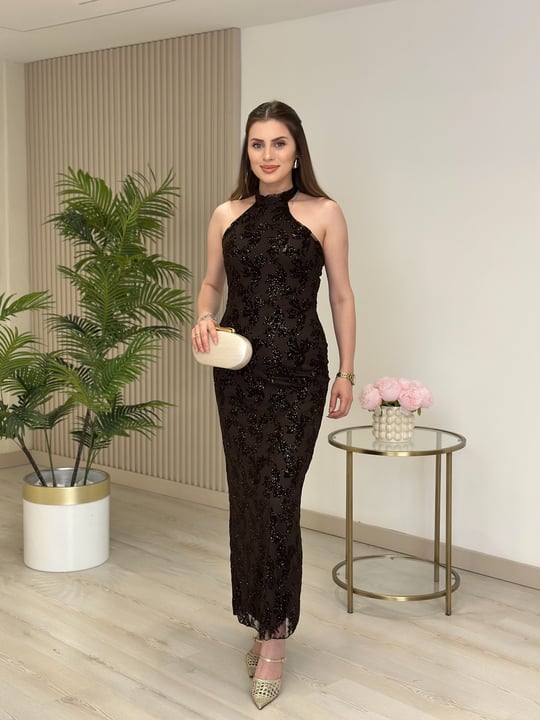 Flok Baskılı Gold Simli Halter Yaka Boyundan Bağlamalı Elbise Kahve
