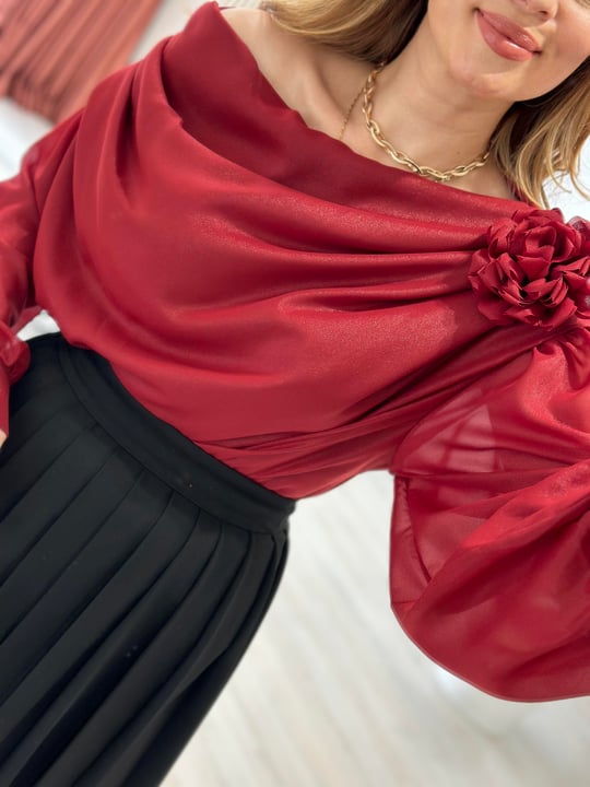 Gül Broşlu Madonna Yaka Tasarım Özel Seri Bluz Bordo