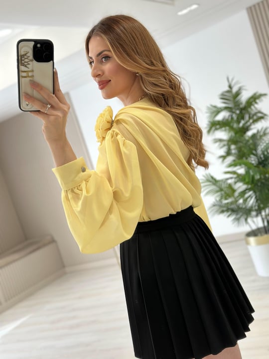 Gül Broşlu Madonna Yaka Tasarım Özel Seri Bluz Sarı