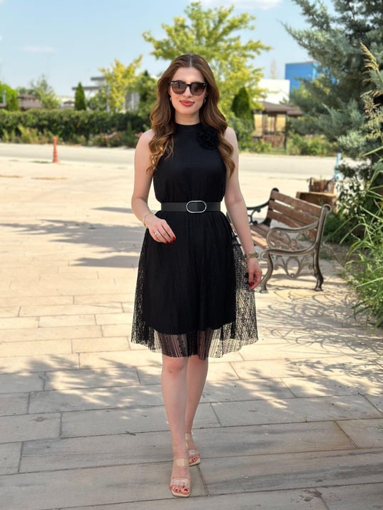 Halter Yaka Kemerli Güpür Elbise Siyah