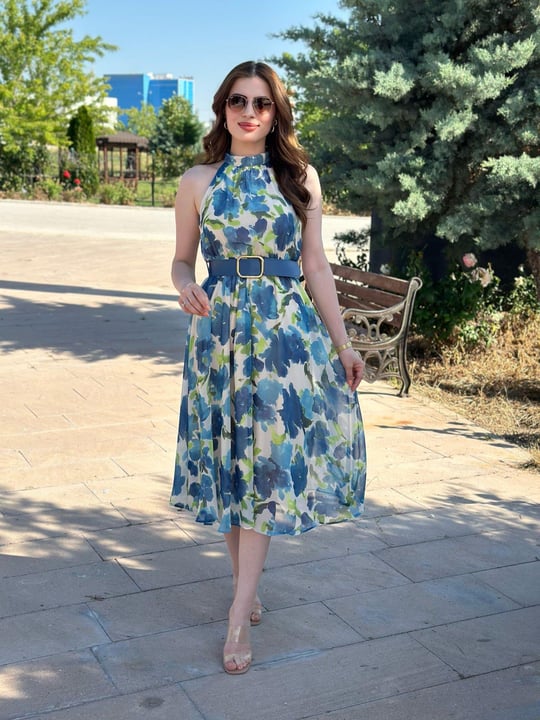 Halter Yaka Mavi Çiçekli Kemerli Şifon Kumaş Elbise